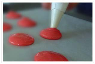 piping-macaron-shells